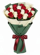 Букет Микс из красных и белых роз в Горшечное