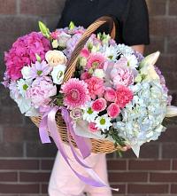 Композиция солнечный день в Горшечное Цветочная композиция из Розы, Хризантемы, Пионы и Лизиантусы в корзине в Горшечное