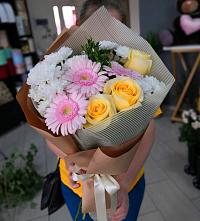 Букет цветов из:  Герберы, Розы и Хризантемы в Горшечное