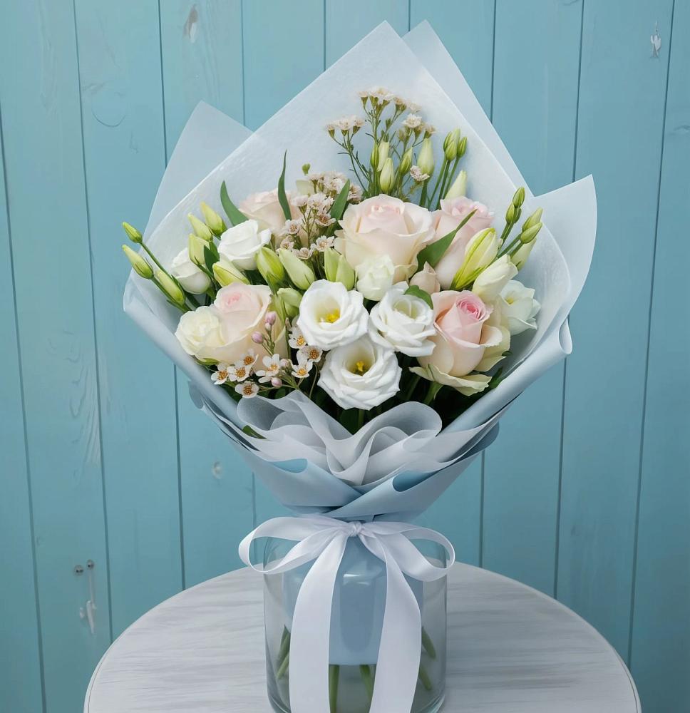 Букет цветов из: Розы и Лизиантусы в Горшечное