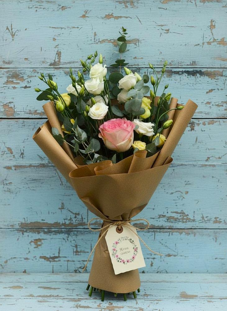 Букет цветов из: Розы и Лизиантусы в Горшечное