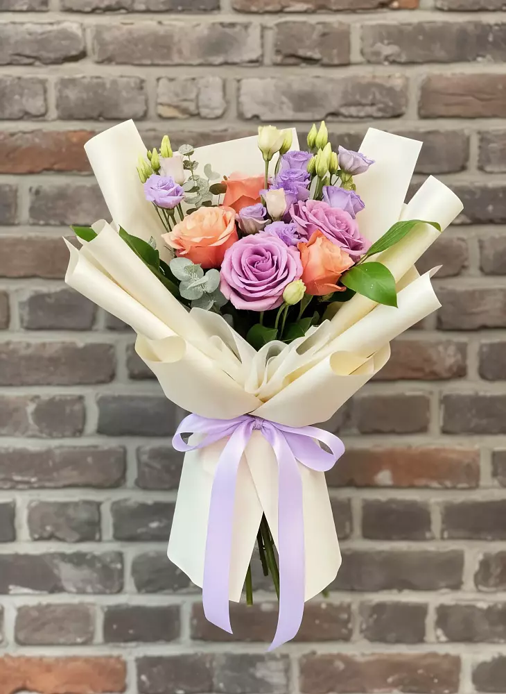 Букет цветов из: Лизиантусы и Розы в Горшечное