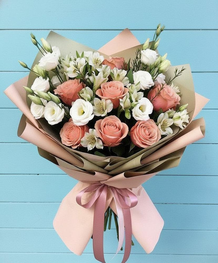 Букет цветов из: Розы, Альстромерии и Лизиантусы в Горшечное