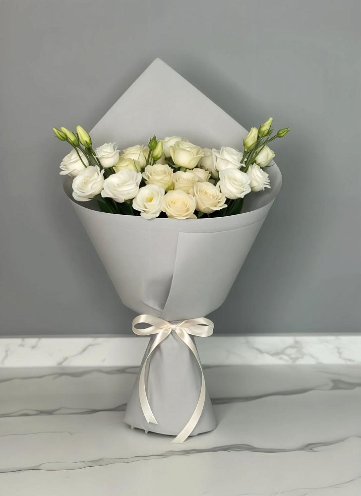 Букет цветов из: Розы и Лизиантусы в Горшечное