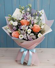 Букет цветов из:  Лизиантусы, Розы, Альстромерии и Гипсофила в Горшечное