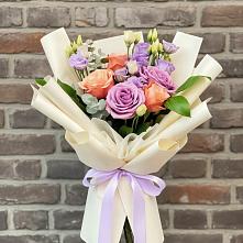 Букет цветов из:  Лизиантусы и Розы в Горшечное