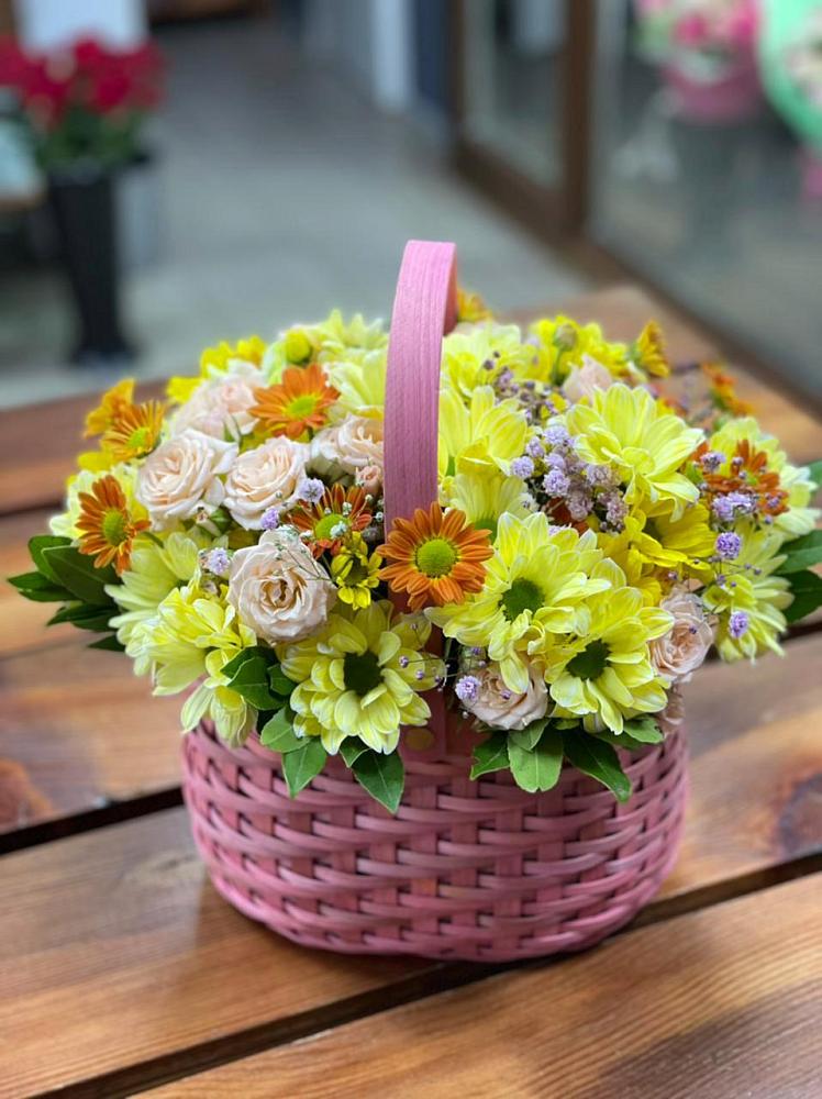 Цветочная композиция из Хризантемы и Розы в корзине в Горшечное