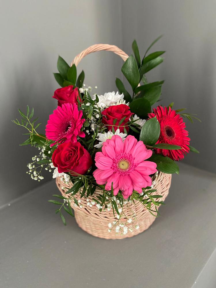 Цветочная композиция из Розы, Хризантемы и Герберы в корзине в Горшечное