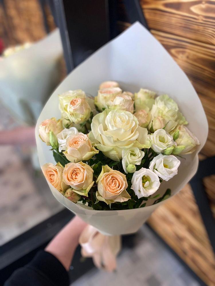 Букет цветов из: Розы и Лизиантусы в Горшечное